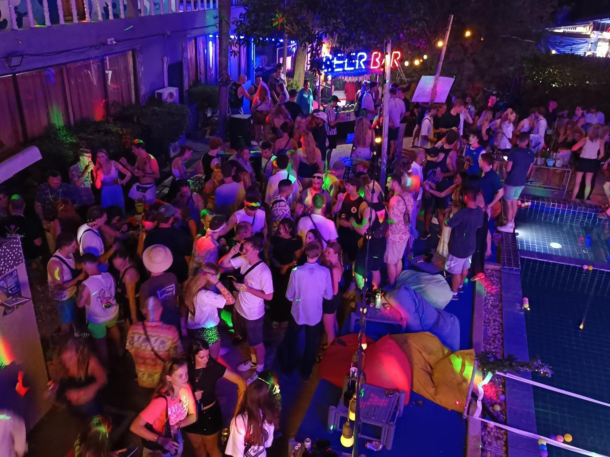 Wet! A Pool Party Hostel By Wild & Wandering Haad Rin Exterior photo